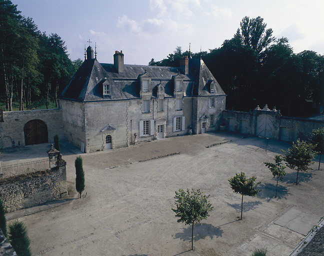 Vue de volume du corps de logis principal prise de la terrasse.