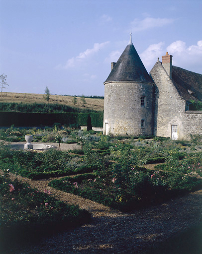 Le jardin de l'avant-cour (ancien potager ?).