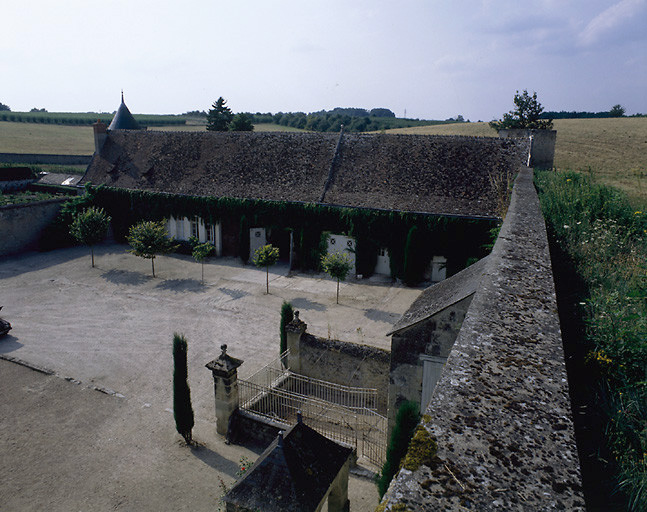 Vue des communs côté cour.