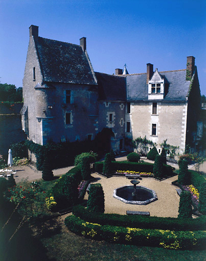 Vue de volume du château prise de l'angle sud-est de la courtine.