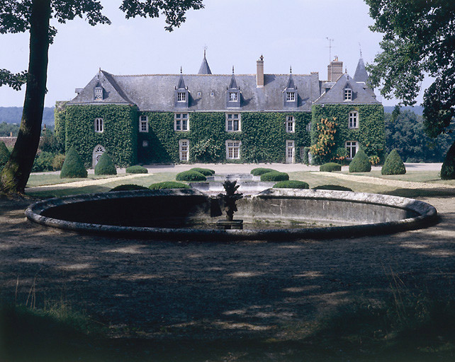 Façade sud : le bassin et l'escalier d'eau placé dans l'axe de la façade. Façade à travées ordonnancées. Si le corps central et l'aile gauche paraissent homogènes, l'aile droite semble rapportée (?).