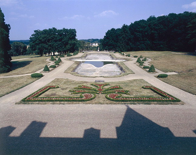 Le grand bassin situé dans la perspective vers Pont-de-Ruan : un terrasse surplombe le paysage avec en son centre une statue de Diane.