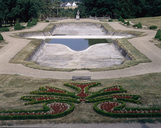 Le grand bassin situé dans la perspective vers Pont-de-Ruan : un terrasse surplombe le paysage avec, en son centre, une statue de Diane. Derrière on aperçoit le grillage d'un court de tennis.