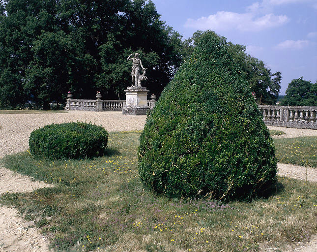 La terrasse qui surplombe la perspective vers Pont-de-Ruan, détails : au premier plan des ifs taillés et, au fond, la balustrade avec la statue de Diane.