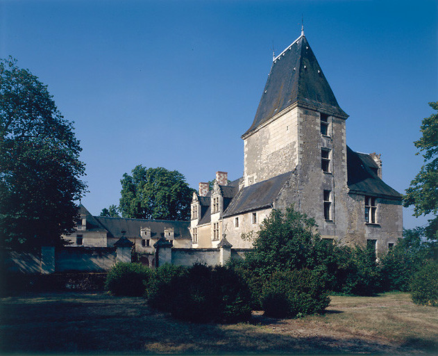 Le logis principal vu depuis le jardin. Le donjon et l'aile ouest sont solidaires.