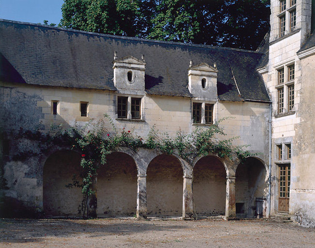 Galerie reliant le logis au chatelet d'entrée. Remarquer le type de lucarnes qui ventilent les combles de la galerie.