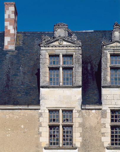 Logis principal, façade sur la cour, détail : lucarne centrale à droite. Le fronton est orné d'un personnage moustachu.