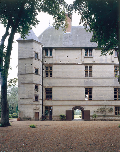 Façade nord sur la cour, détail : le passage d'entrée et la tourelle d'escalier hors oeuvre placée dans l'angle.