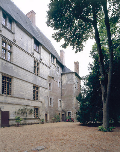 Façade nord sur la cour, détail : raccordement avec le vieux château brique et pierre. La grande vis maintenant dans oeuvre (au point de jonction) désservait un logis dont il ne reste plus que les murs de refend en brique avec chaînes de pierre et un pavillon au décor bichromique à l'ouest.