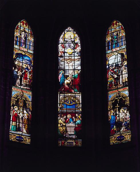 Choeur, fenêtres hautes. Baie 100 : La Cène, Crucifix, Dieu le Père entouré d'anges. Vue d'ensemble.
