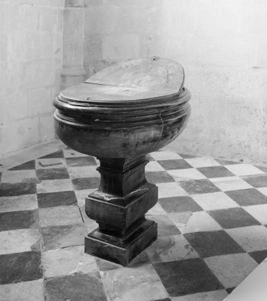 Vue de volume des fonts baptismaux.
