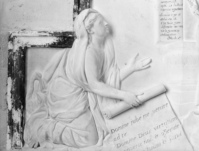 Détail : la femme agenouillée tenant le parchemin.