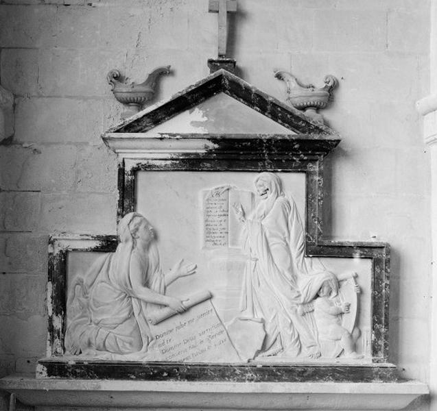 Vue d'ensemble du décor sculpté en relief, en marbre blanc.