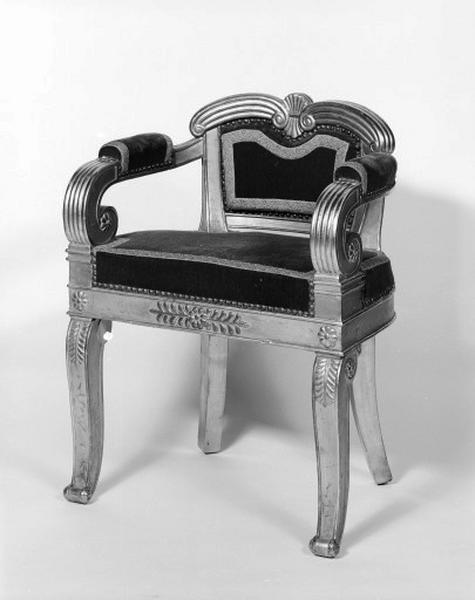 Fauteuil de célébrant : vue de volume.