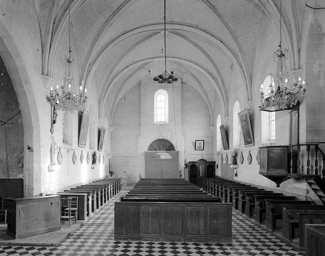 Vue intérieure de l'église prise vers la nef.