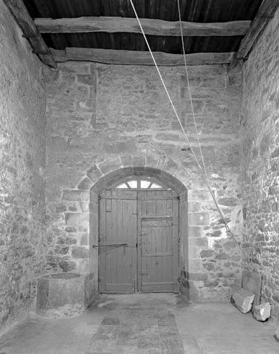 Vue du rez-de-chaussée de la tour de clocher (ancienne chapelle des fonts baptismaux).