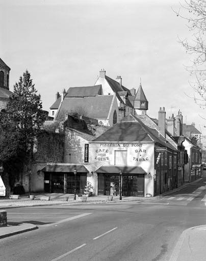 Le logis vu du carrefour au débouché du pont.