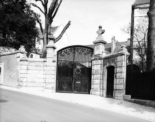 Entrée du 19e siècle, rue de l'abbaye.