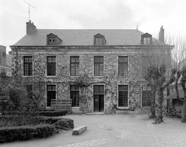 Vue de la façade sud du bâtiment daté 1777.