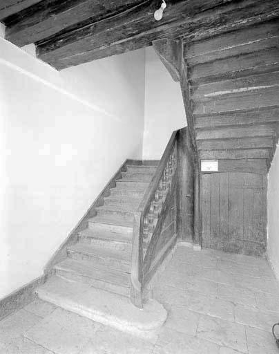 Escalier en bois dans le bâtiment daté 1780.