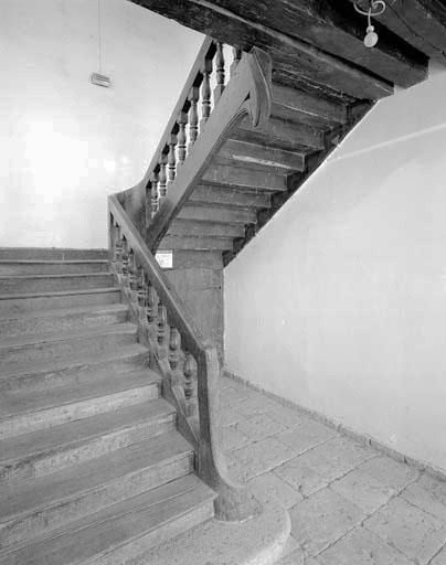 Escalier en bois dans le bâtiment daté 1780.