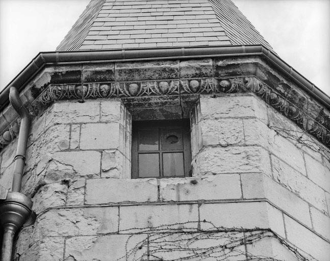 Détail de la corniche de la tourelle d'escalier du bâtiment Renaissance.