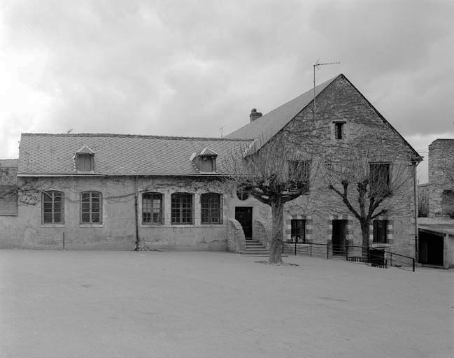 Pignon sud du bâtiment principal du XVIe siècle refait postérieurement et petit bâtiment accolé sur son mur gouttereau ouest.