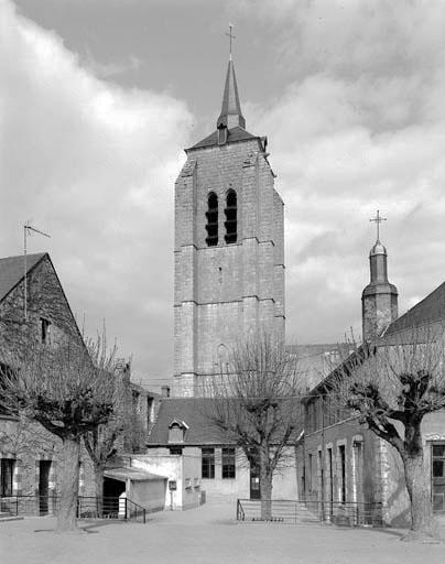 Le clocher-porche vu de l'ancien Hôtel-Dieu à l'ouest.