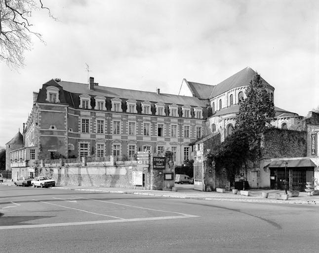 La collégiale et le bâtiment conventuel est.