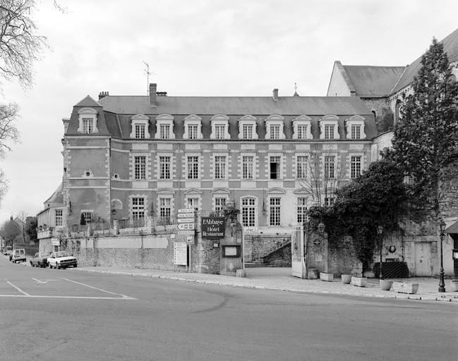 Bâtiment édifié perpendiculairement à la collégiale.