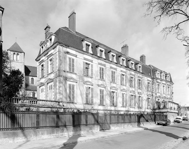 Le corps de bâtiment implanté parallèlement à la Loire.