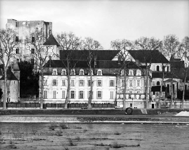 L'abbaye vue de la rive gauche de la Loire avec le donjon en arrière plan.