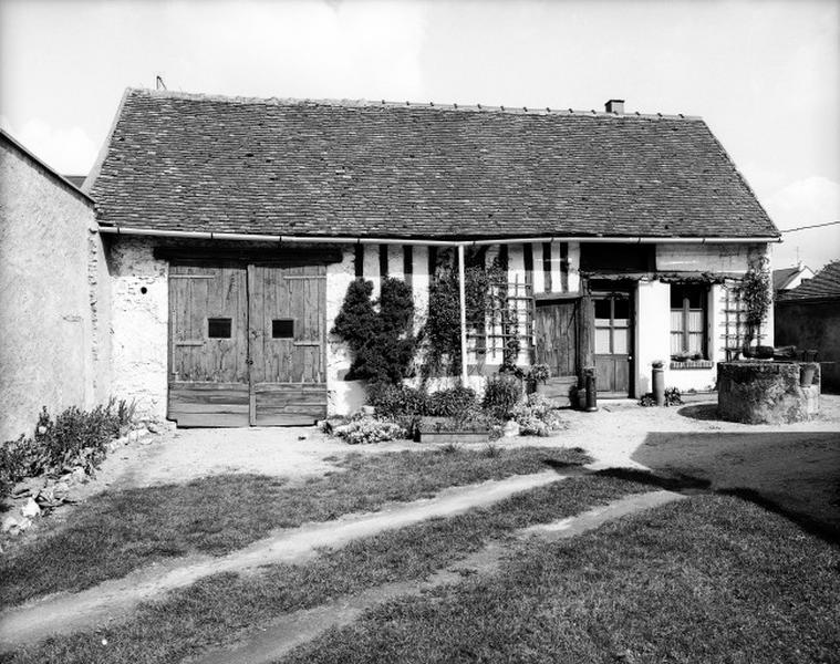 Lailly-en-Val : façade du bâtiment de ferme sis rue des Ecoles.
