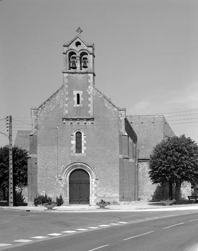 Vue d'ensemble de l'église prise du sud.