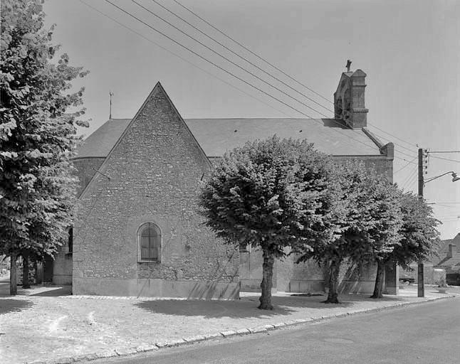 Vue de l'église prise de l'ouest. Le pignon au premier plan constituait la façade de l'église avant les transformations du XIXe siècle.