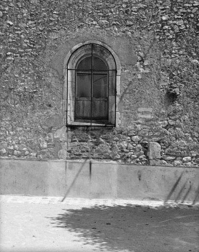 Détail du pignon oriental avec la trace de l'ancienne porte d'entrée de l'église aujourd'hui murée et partiellement occupée par une baie.