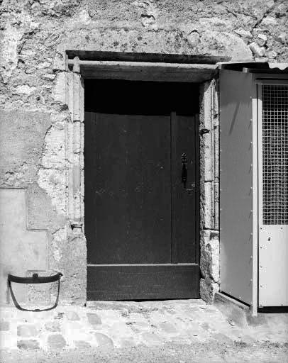 Ancienne porte d'entrée à l'église donnant dans l'actuel bras gauche du transept.