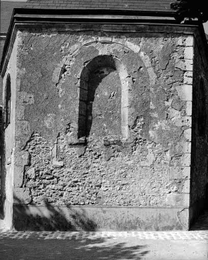 Mur externe de l'ancienne abside (actuel bras droit du transept) avec la trace de la baie d'axe originelle.