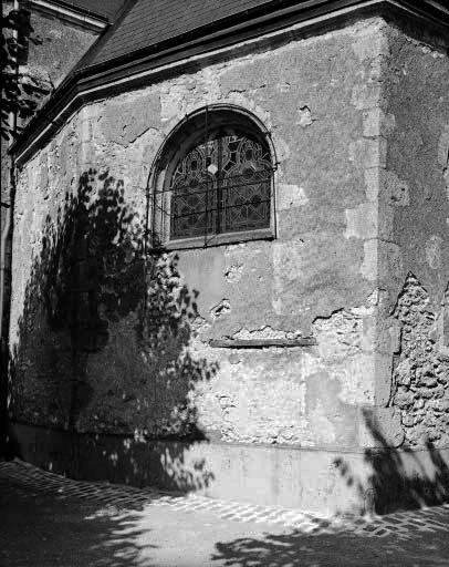 Mur externe de l'ancienne abside (actuel bras droit du transept) : baie sud murée dans sa partie basse.