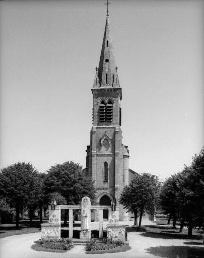 Façade ouest derrière le monument à l'abbé Pasty et à ses compagnons de résistance.