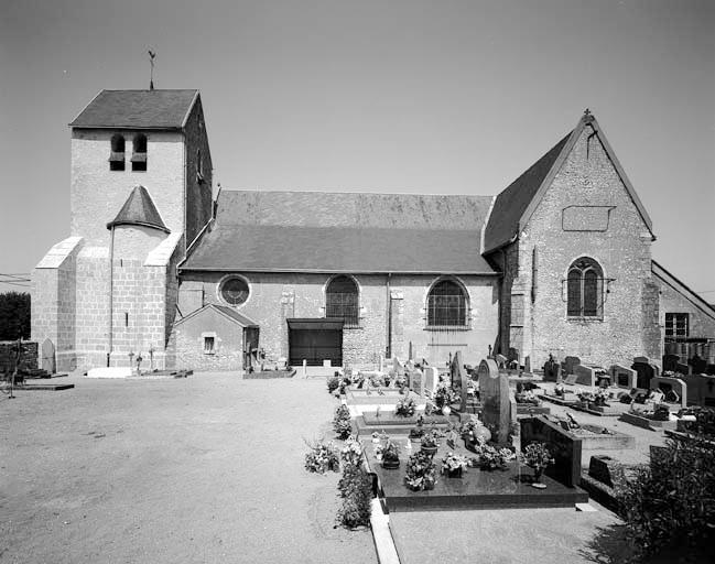 Vue de l'église prise du sud.