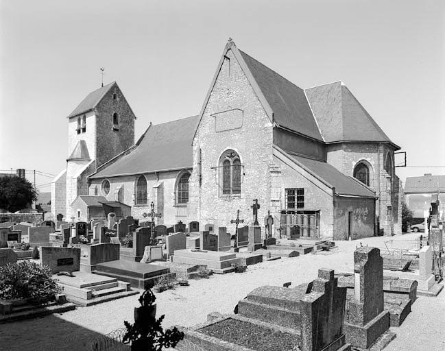 Vue d'ensemble de l'église prise du sud est.