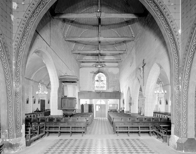 Vue de la nef de l'église prise à partir du choeur.