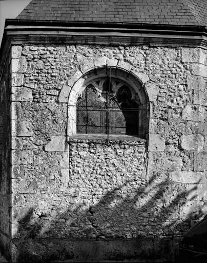 Mur externe de l'ancienne abside (actuel bras droit du transept) : baie nord murée dans sa partie basse.