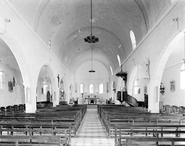 Vue de l'intérieur de l'église prise en direction du choeur.