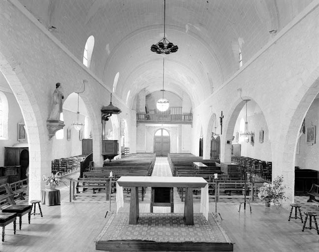 Vue de l'intérieur de l'église prise en direction de l'entrée.