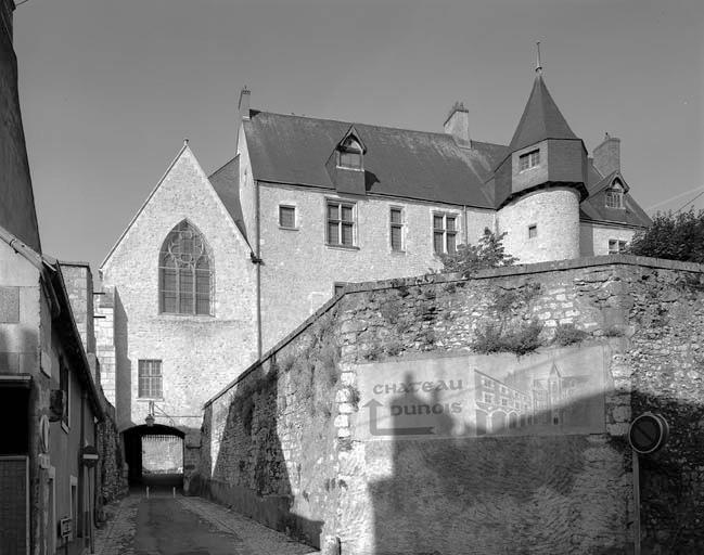 Le logis et la chapelle vus de l'entrée primitive du château près de l'actuelle rue du Pont.