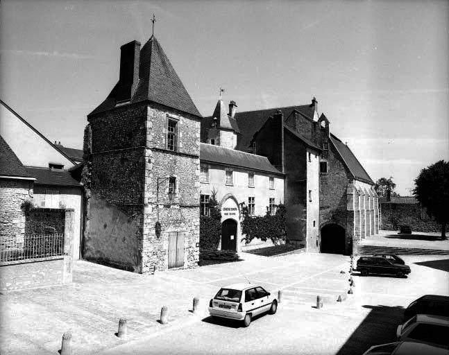 Vue du logis prise de la grande cour vers l'entrée du château.