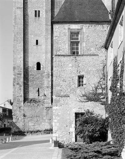 Façade est du pavillon et vue partielle du donjon en arrière plan.