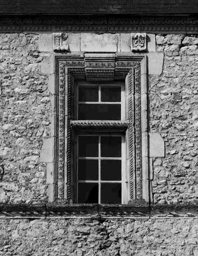 Demi-croisée de la façade est du pavillon.